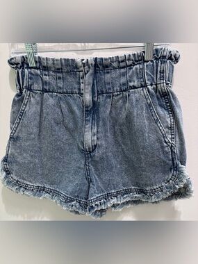 High-Waist Frayed Hem Denim Shorts in Washed Blue